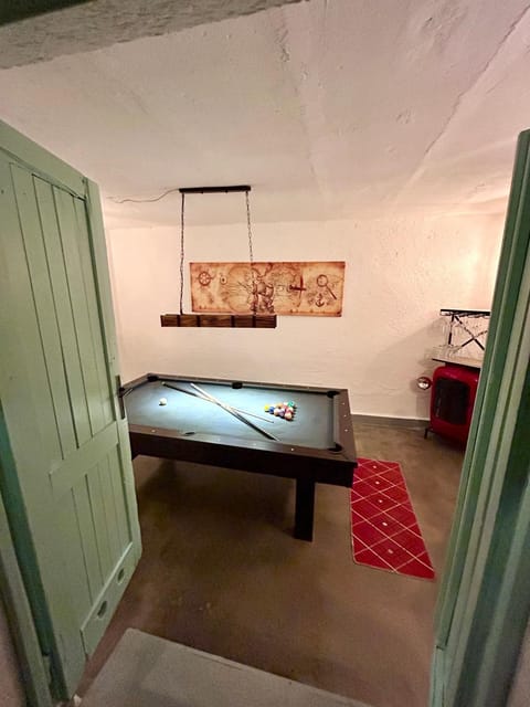 Billiard, Game Room