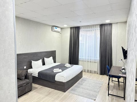 Bed, TV and multimedia, Photo of the whole room, Bedroom, towels