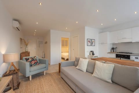 Kitchen or kitchenette, Living room, Seating area
