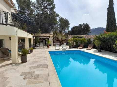 Swimming pool, sunbed