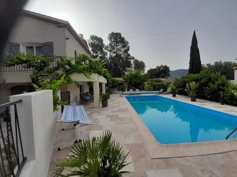 les arbousiers brignoles piscine et spa House in Brignoles