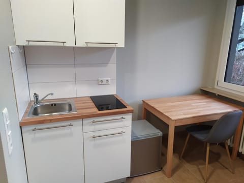 Kitchen or kitchenette, Dining area, stove