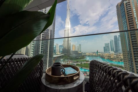 View (from property/room), Balcony/Terrace, Living room, Seating area, City view, Pool view