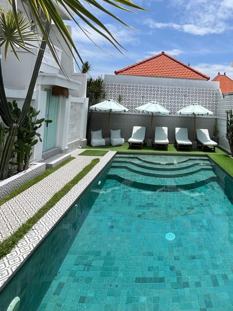 Property building, Garden, Pool view, Swimming pool, sunbed