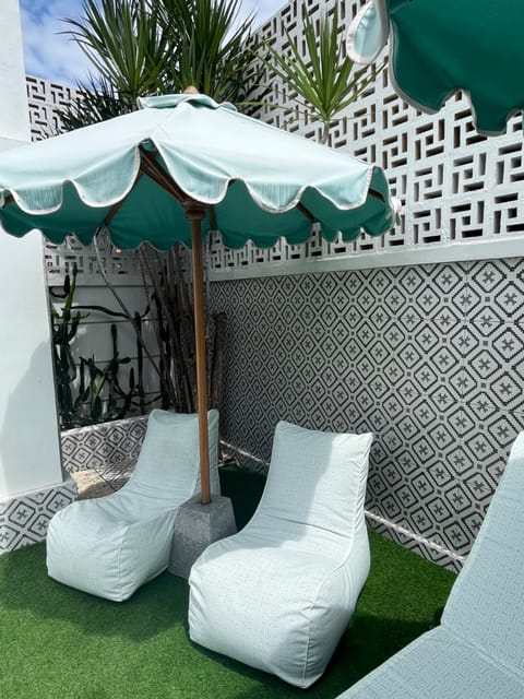 Property building, Day, Seating area, Swimming pool, sunbed