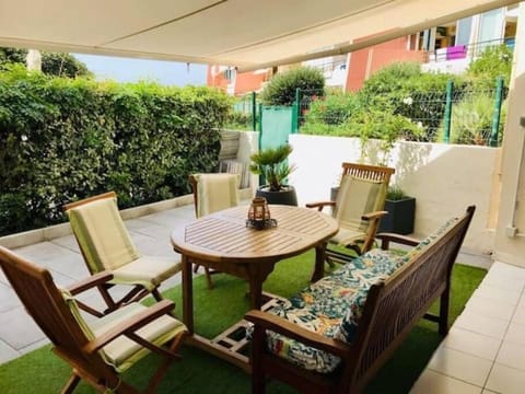 Patio, Dining area, Garden view
