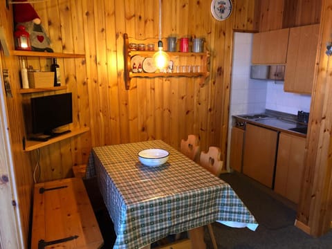 TV and multimedia, Kitchen or kitchenette, Dining area, stove