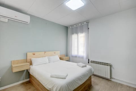 Bed, Photo of the whole room, Bedroom, internet, towels