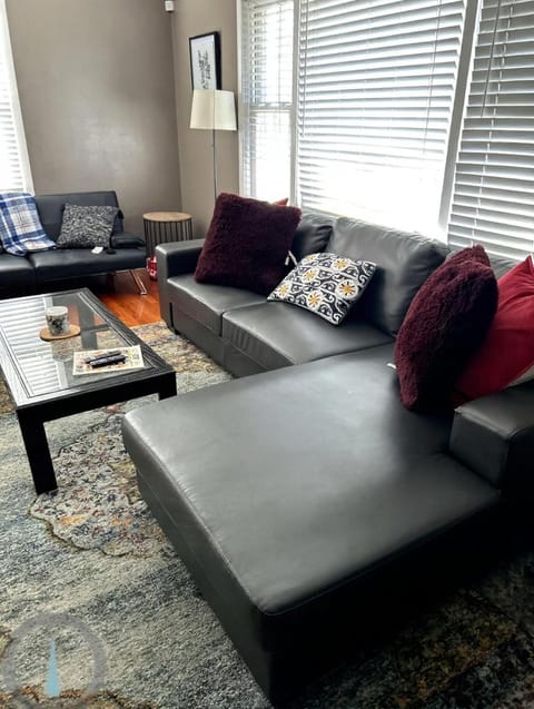 Relaxing 4BR Holiday Retreat Large, Cozy & Close to Airport House in Ohio