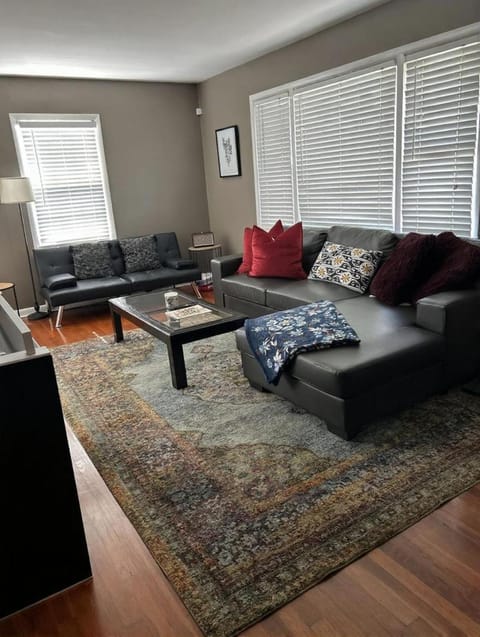 Relaxing 4BR Holiday Retreat Large, Cozy & Close to Airport House in Ohio