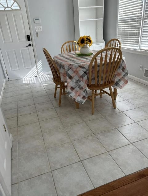 Relaxing 4BR Holiday Retreat Large, Cozy & Close to Airport House in Ohio