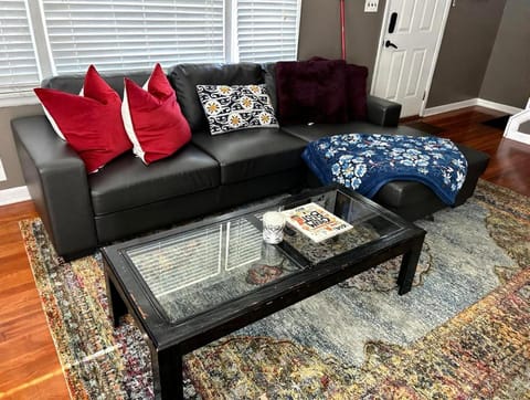 Relaxing 4BR Holiday Retreat Large, Cozy & Close to Airport House in Ohio