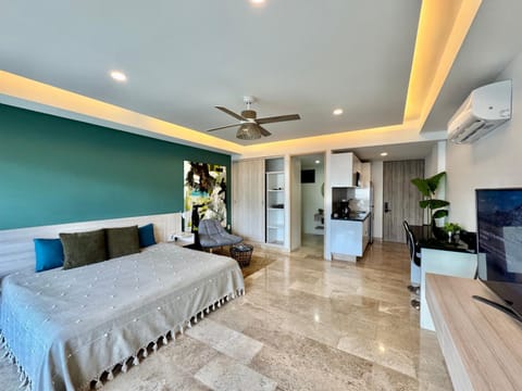 Bed, TV and multimedia, Photo of the whole room, Bedroom, air conditioner