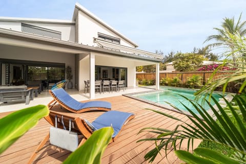 Property building, Patio, Day, Garden, Garden view, Pool view, Swimming pool, sunbed