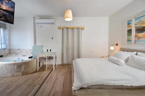 Bed, TV and multimedia, Bedroom