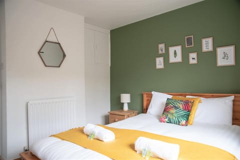 Bed, Photo of the whole room, Bedroom, internet, towels