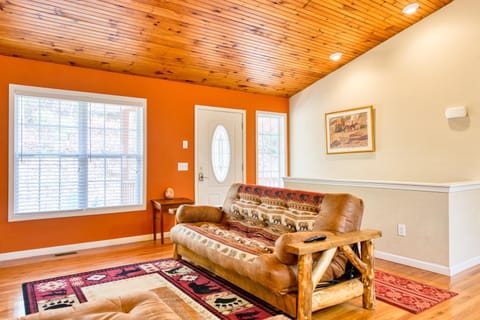 Trimont Mountain Cottage House in Franklin