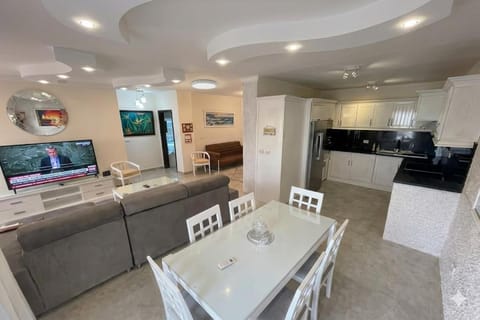 Communal lounge/ TV room, TV and multimedia, Kitchen or kitchenette, Living room, Dining area, oven, stove