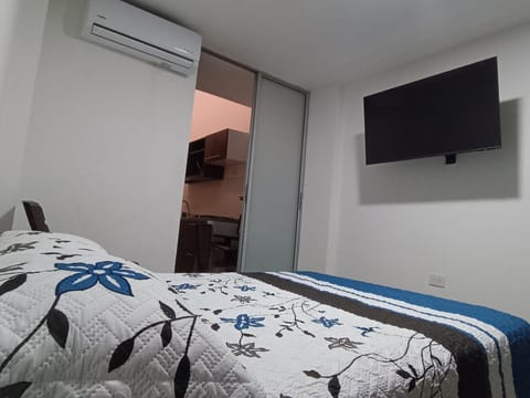 Bed, TV and multimedia, Photo of the whole room, Bedroom, air conditioner