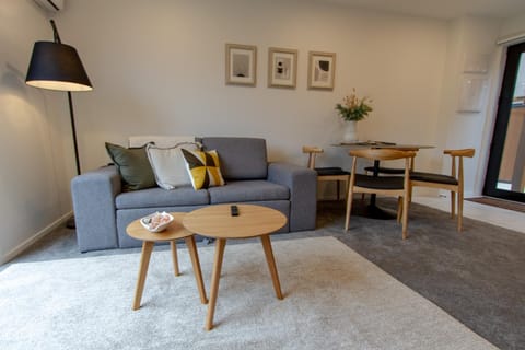 Living room, Photo of the whole room, Decorative detail, Dining area, hair dresser