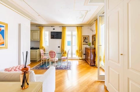 TV and multimedia, Kitchen or kitchenette, Living room, Decorative detail, Seating area, Dining area, heating, air conditioner