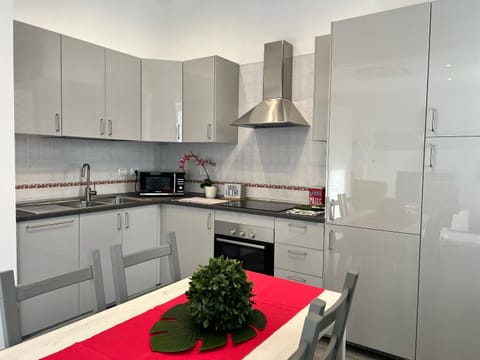 Kitchen or kitchenette, Dining area, dishwasher, minibar, pet friendly, stove