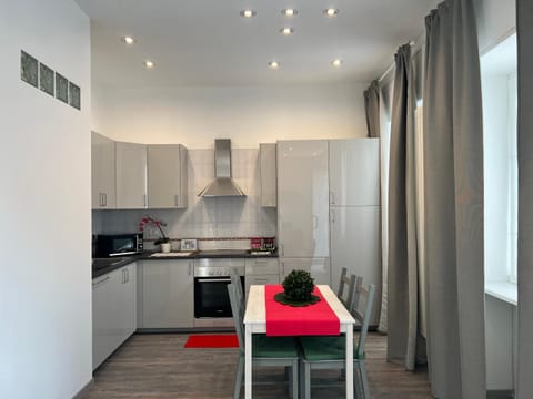 Kitchen or kitchenette, Dining area, dishwasher, minibar, pet friendly, stove