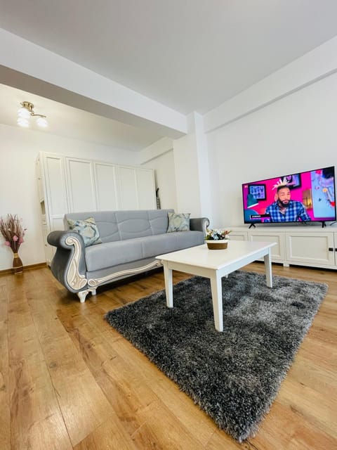 TV and multimedia, Living room, Seating area, Evening entertainment