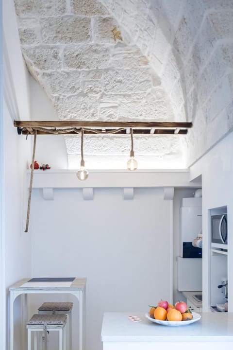 Kitchen or kitchenette, minibar, oven