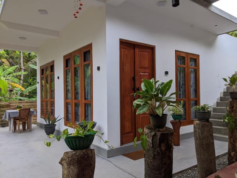 Property building, Facade/entrance, Garden, Balcony/Terrace