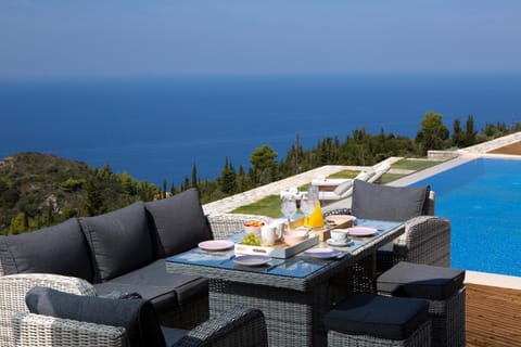 Day, Natural landscape, View (from property/room), Balcony/Terrace, Dining area, Pool view, Sea view, Swimming pool, sunbed