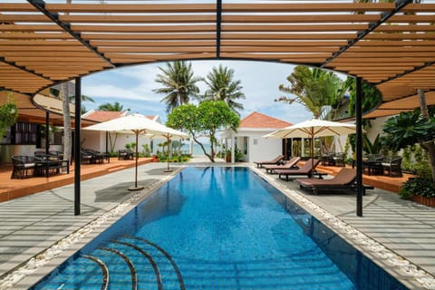 Day, Pool view, Swimming pool, sunbed