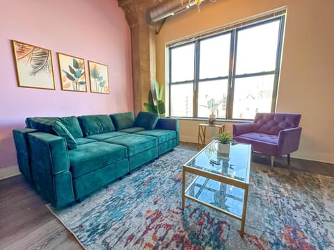 South Loop Chicago 2BR Retreat with Skyline View and Optional Parking for 8 guests Near McCormick Place and Soldier Field Apartment in South Loop