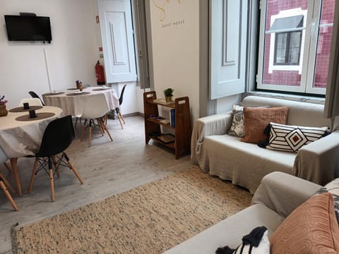 Communal lounge/ TV room, TV and multimedia, Living room, Dining area