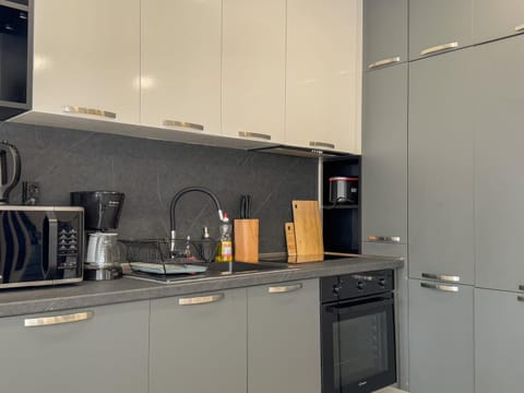 Coffee/tea facilities, Kitchen or kitchenette, oven, stove