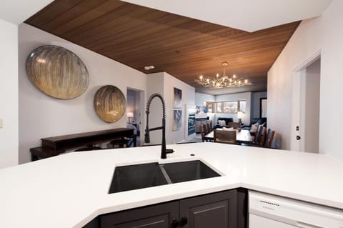 Eolus 422 House in Purgatory