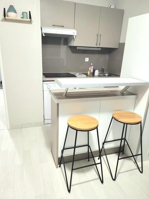 Kitchen or kitchenette, Dining area, minibar, stove