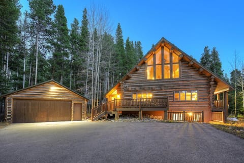 Peaceful Pines Log Lodge House in Blue River