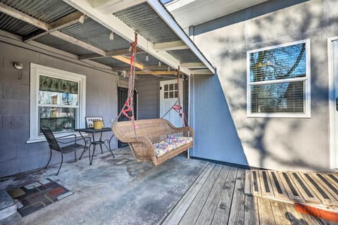 1 Mi to Dtwn Rogers Convenient Getaway with Patio House in Rogers