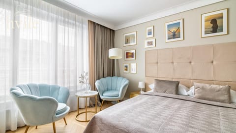 Bed, Photo of the whole room, Seating area, Bedroom