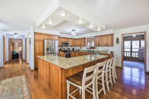 Hot Tub and Shared Dock Lakefront Grove House House in Ozark Mountains
