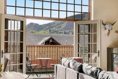 The Owl's Nest @ Manitou: Mtn Views on Main Street House in Manitou Springs