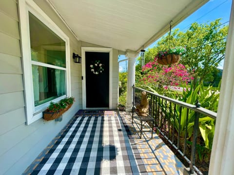 Facade/entrance, Balcony/Terrace