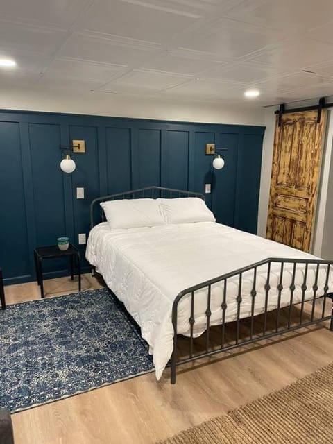 Modern & Chic XL Studio w EZ City Airport Access Apartment in Pittsburgh