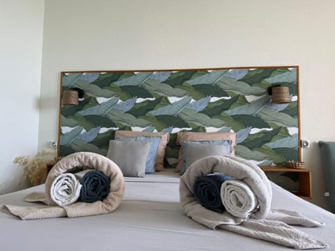 Bed, towels