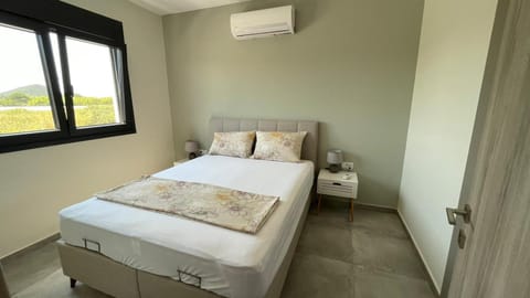 Bed, Photo of the whole room, Bedroom, towels, air conditioner