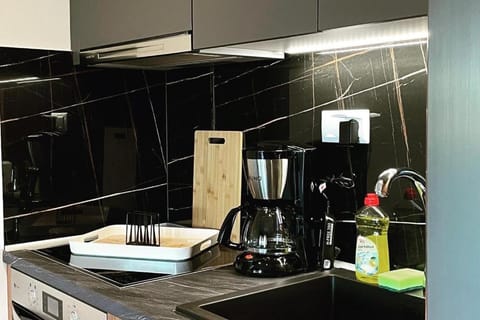 Coffee/tea facilities, Kitchen or kitchenette, stove