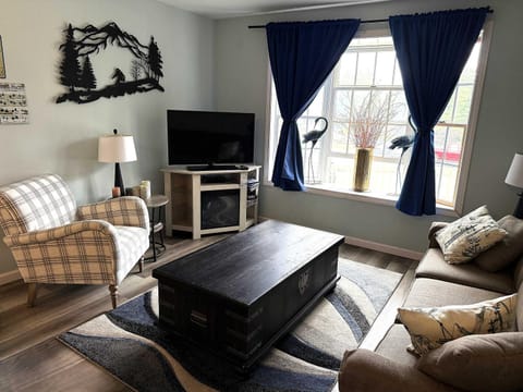WOW-New Ski OnOff Suite By Pool Sleeps 4 Jiminy Pk Apartment in Jiminy Peak Mountain