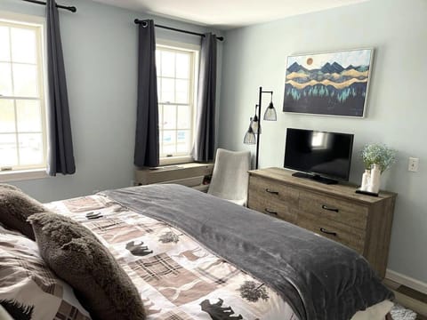 WOW-New Ski OnOff Suite By Pool Sleeps 4 Jiminy Pk Apartment in Jiminy Peak Mountain