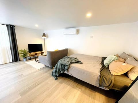 Bed, TV and multimedia, Living room, air conditioner